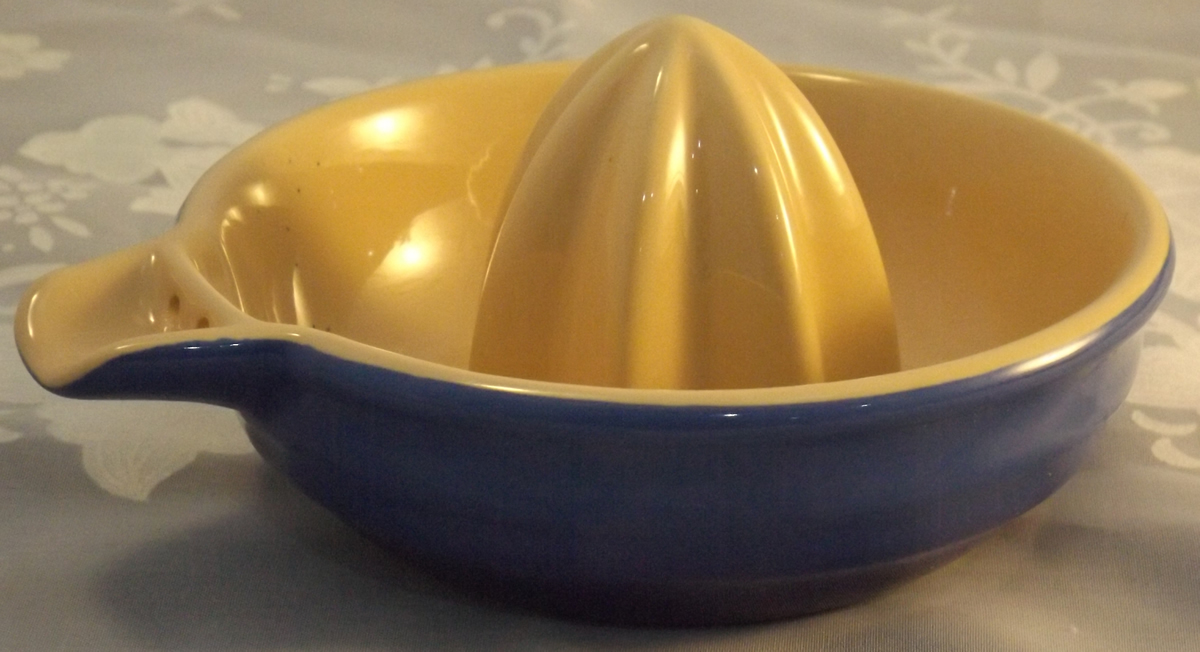 Blue & cream Chausser juicer