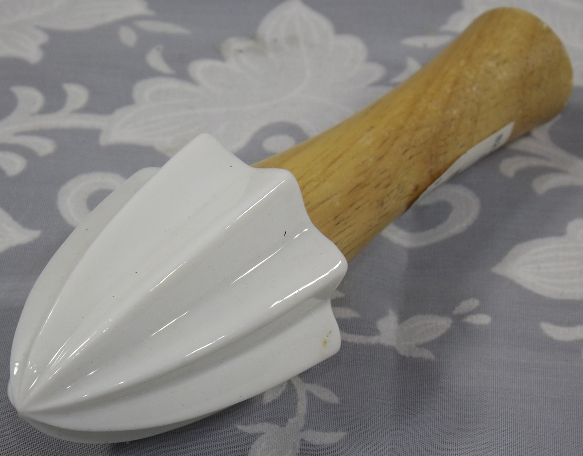 Maxwell & Williams White Basics Lemon Reamer