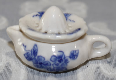 Miniature doll house blue and white 2 piece juicer