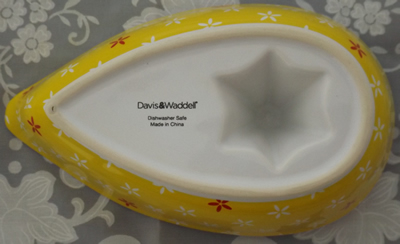 Davis & Waddell yellow and white Hello Sunshine juicer bottom view
