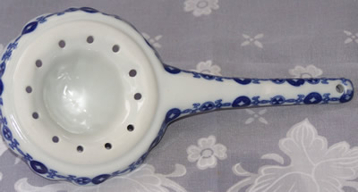 Bottom of a blue & white willow long handle juicer