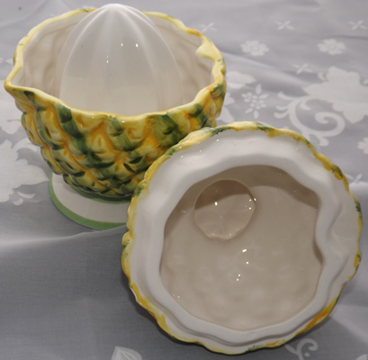 Pinapple 2 piece ceramic juicer open view