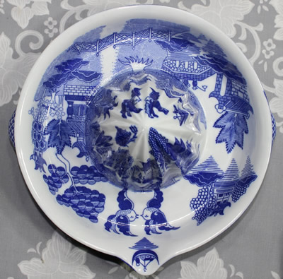The top view of a 1 piece blue on white pagodas juicer