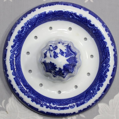 The reamer for a 2 piece blue on white pagodas juicer