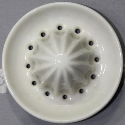 The reamer for a flat base 2 piece white ceramic juicer