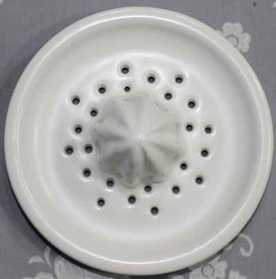 Reamer for a white S&P 'Hudson' 2 piece ceramic juicer
