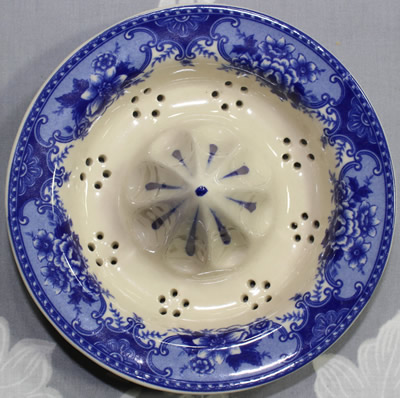 Reamer for an Ascot town scene on blue & white ceramic juicer