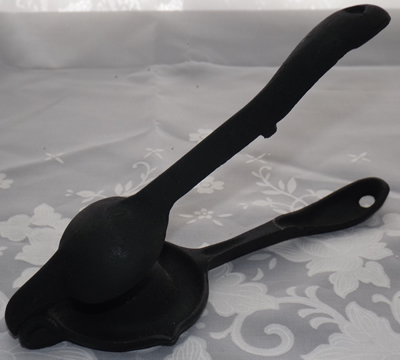 Black cast iron squeezer juicer open