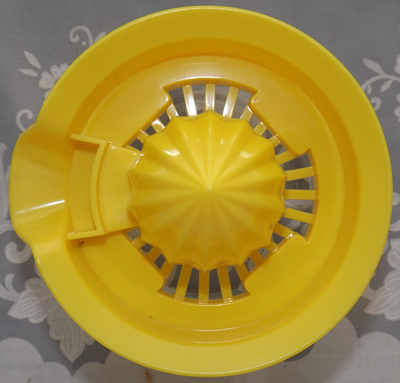 Yellow plastic juicer top - Gemco rip-off, top view