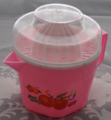 Pink & white 2 piece plastic juicer with peaches closed