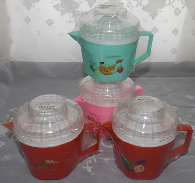 4 colours of plastic juicers with fruit images