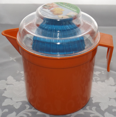 Closed Dark orange, blue and white jug juicer