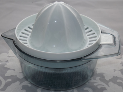 White & clear plastic reversed juicer