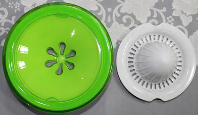 The 2 parts of a UFO arancia plastic juicer