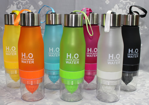 The 7 colours of the H2O Drink More Water plastic bottle with juicer 