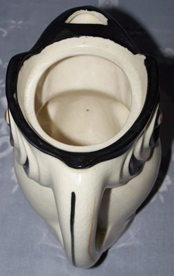 Showing the 'rest' in the opening use to support the juicer top