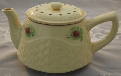 Closed teapot with reversible juicer lid
