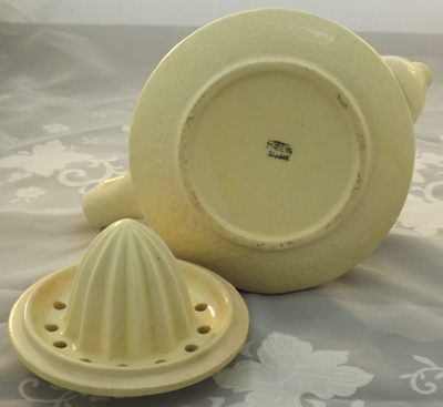 base of teapot with reversible juicer lid