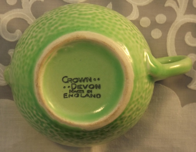 Base of green Crown Devon 'peel' juicer 