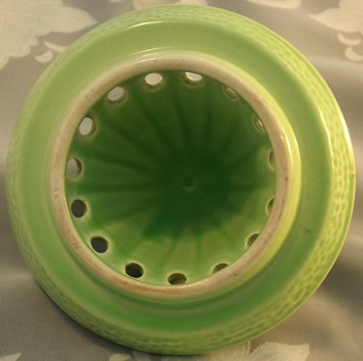 Bottom view of green Crown Devon 'peel' juicer top