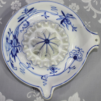 Top view blue & white saucer juicer