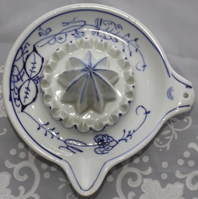 Meissen blue & white juicer top view