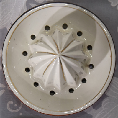 White & red dog juicer top
