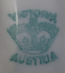 Victoria Austria white with small pink flowers juicer base mark