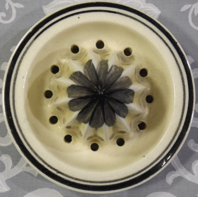 Cream juicer with flowers and black highlights reamer 