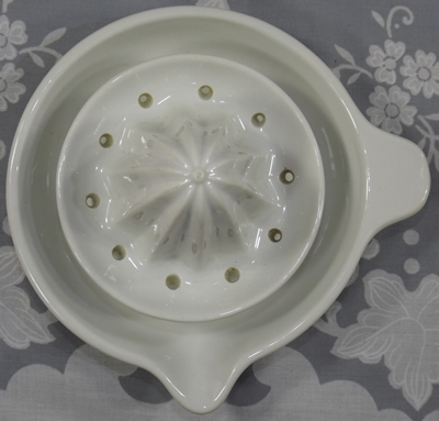 Charles Pillivuyt white strainer juicer top view
