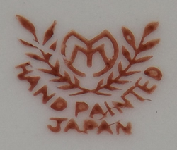 The basemark on a 5½" orange and white clown juicer 