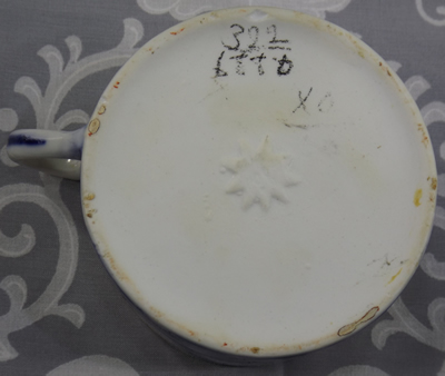 Star on the base of a boat 'type 3' and windmill on 2 piece blue & white juicer