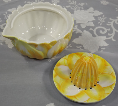 2 pieces of Biscuit yellow and white floral juicer