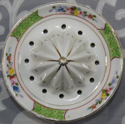 Small flowers and green on white Nippon reamer