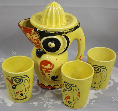 Large yellow stylised parrot juicer with 3 tumblers