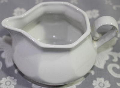 Straight rim on White 2 piece jug juicer
