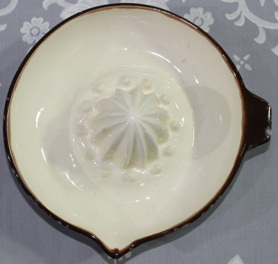 Top view of White and brown Spratty juicer
