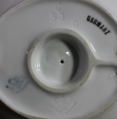 Base of white with orange trim Goebel saucer clown juicer