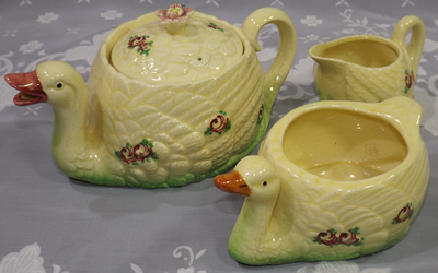 Matching tea set for the Marutomo green bottom ceramic swan juicer