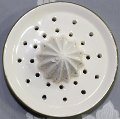 The reamer for a leaves and red berries juicer