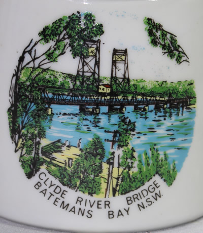 The scene on a Westminster Clyde River Bridge souvenir juicer