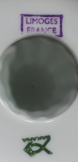 The 2 basemarks on a white SAKANA tab handle ceramic juicer