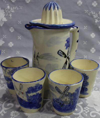The set of blue & white with black windmill juicer with 4 tumblers