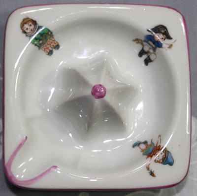 Top view of a pirate and a fairy on a 'square' Limogues juicer