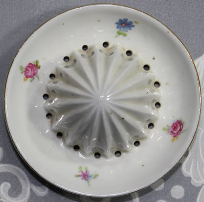 The reamer for a 6 bunches of flowers on a white ceramic juicer
