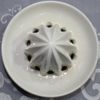 The reamer for an orange peel, green and white ceramic juicer
