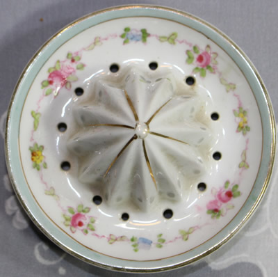 Reamer for a small garland of flowers and gold trim white juicer