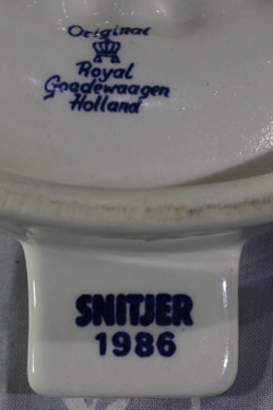 Marks on a Royal Coedewaagen blue delft shallow juicer