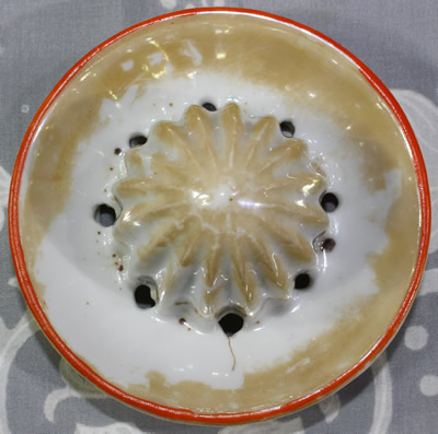 The reamer for a multicoloured collar lustre smiley face juicer