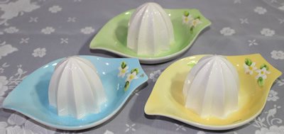 3 pastel colours of a Japanese juicer with white flowers